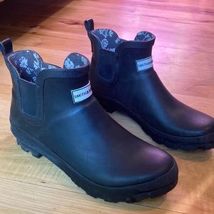 Black ankle rubber rain boots